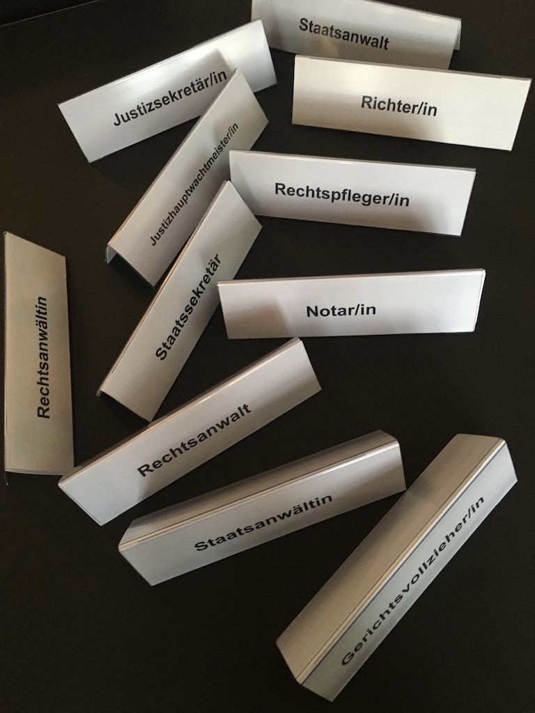 Am Nachmittag ging es mit dem Speed-Dating zu den Justizberufen weiter. Schilder mit den vorgestellten Berufsgruppen der Justiz.