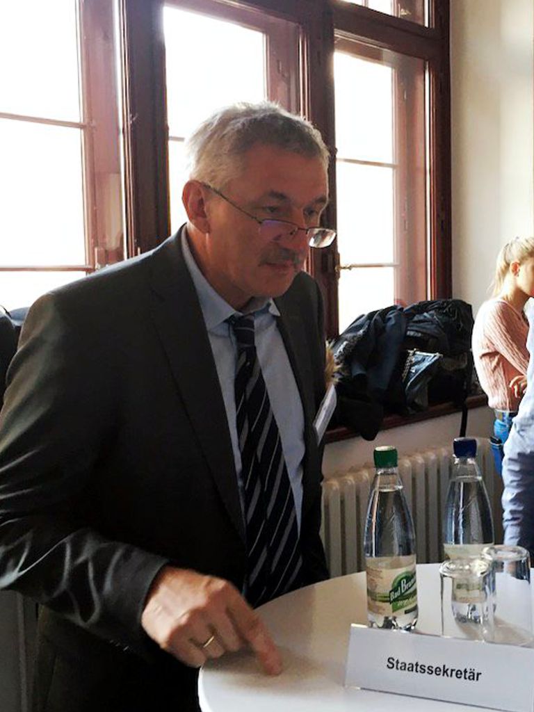 Staatssekretär Hubert Böning erläuterte seine politische Tätigkeit. Er wurde auch nach seinem Speed-Dating-Einsatz weiter belagert.