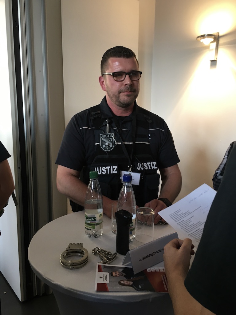 Wachtmeister Rinaldo Hoffmeyer, Landgericht Halle, schilderte seinen spannenden Arbeitsplatz in Dienstkleidung