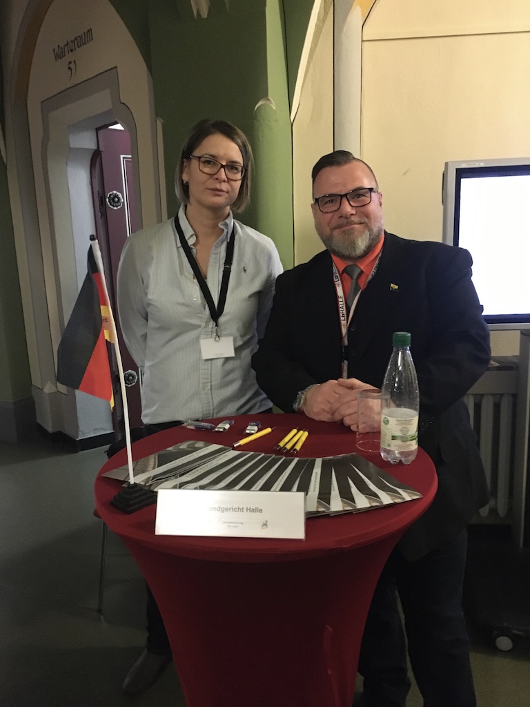 Anke Zimmermann und Volker Prophet vom Landgericht Halle standen für Auskünfte zu Aufgaben und Baugeschichte des Landgerichts zur Verfügung und sorgten für einen reibungslosen Einsatz der Technik.