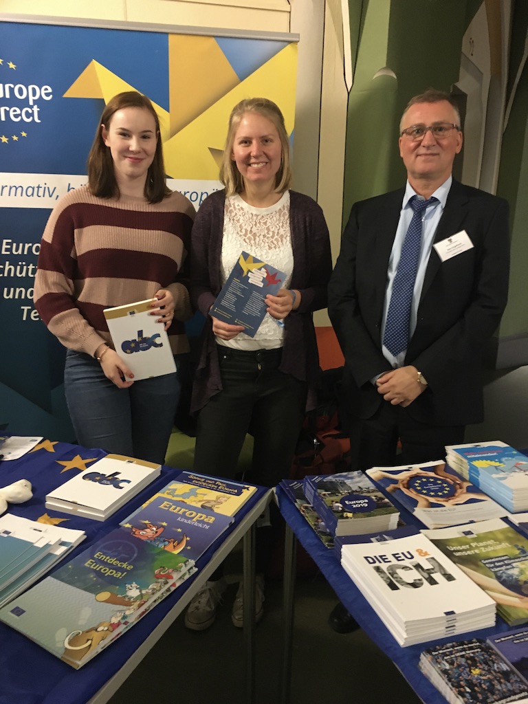 Über die Europäische Union mit ihren Institutionen, Verfahrensweisen und Politikern informierten (von link) Charlotte Landtag und Lea Danninger vom Europedirect Informationszentrum Halle bei dem DRK Landesverband Sachsen-Anhalt e.  V. Rechts: Präsident des Landgerichts Jörg Engelhard .