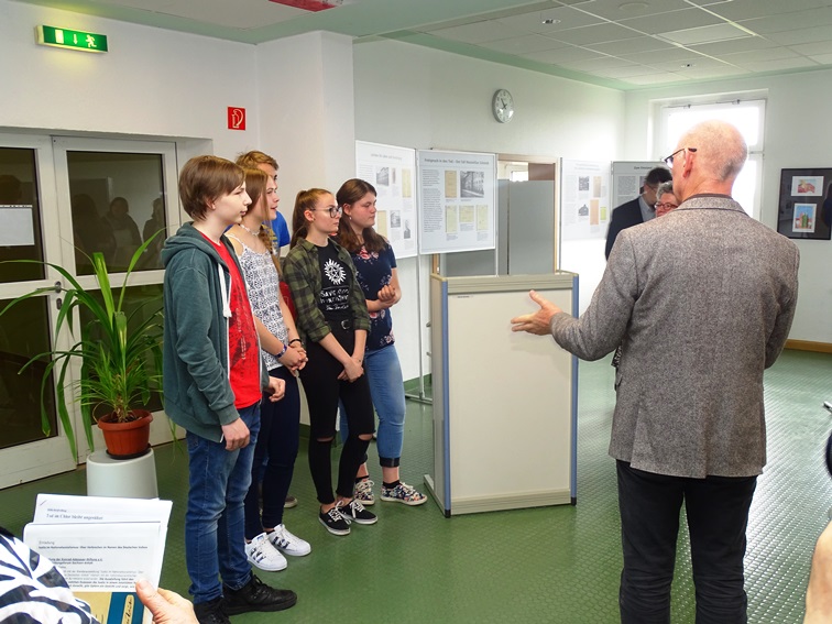 Schulleiter Schmidt stellt Schülerguides vor