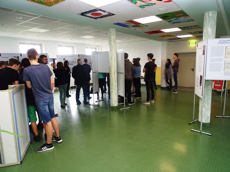 Schülerguides führen Gäste durch die Ausstellung