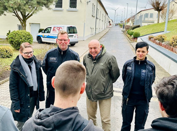 Mit den Jugendlichen sprachen am 31. Januar 2023 Vertreter der JVA Volkstedt, darunter Anstaltsleiter Udo Winterberg (2. v. r.) und seine Stellvertreterin Claudia B. Schulze (l.)