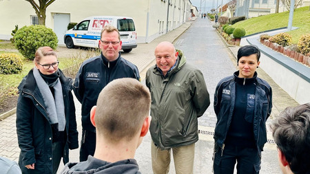Mit den Jugendlichen sprachen am 31. Januar 2023 Vertreter der JVA Volkstedt, darunter Anstaltsleiter Udo Winterberg (2. v. r.) und seine Stellvertreterin Claudia B. Schulze (l.)