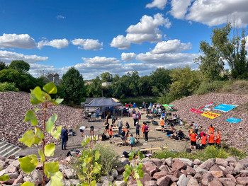 Die Teams am Sarajevo-Ufer an der Elbe in Magdeburg in Aktion