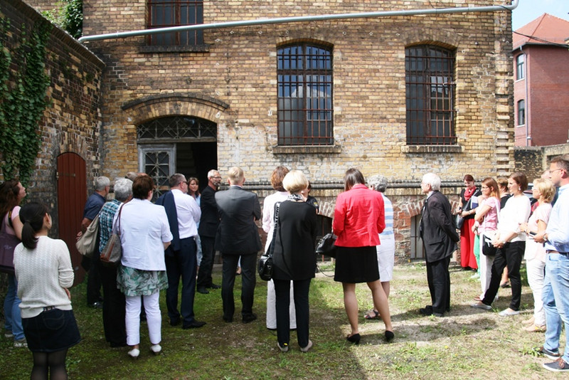 Gäste am Eingang zur Ausstellung