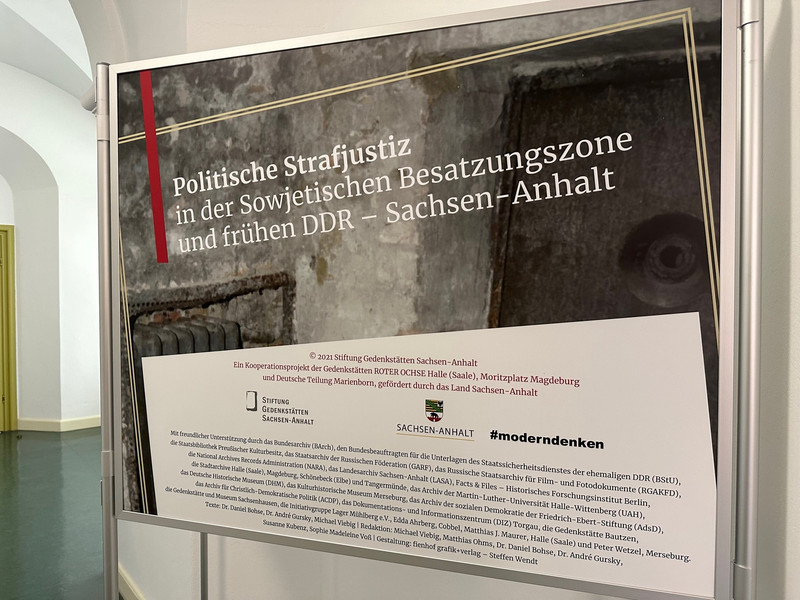 Informationstafel am Beginn der Ausstellung