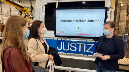Ministerin Weidinger (rechts) im Gespräch mit Besuchern auf der Chance in Halle